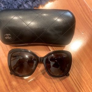 SOLD. Chanel sunglasses in black color in very good condition!